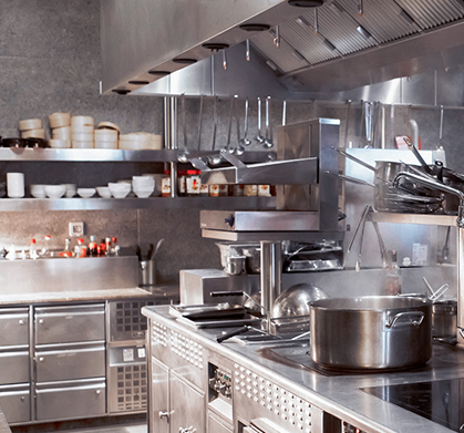 cozinha industrial com equipamentos de restauração em funcionamento